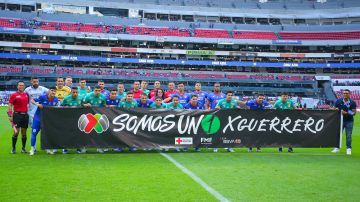 Los jugadores del partido entre Cruz Azul y León posan con una pancarta de apoyo a las víctimas del huracán Otis.