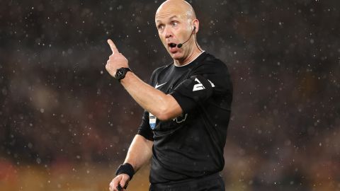 Anthony Taylor en el partido entre los Wolverhampton Wanderers y el Newcastle United.