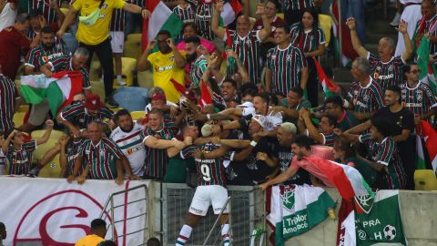 John Kennedy celebra con la hinchada de Fluminense tras marcar en prórroga y darle la primera Copa Libertadores en la historia del club.