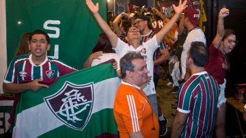 Arrodillado por el Maracaná: Fanáticos de Fluminense pagan sus promesas tras ganar la Libertadores