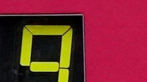 Tamirat Tola celebra luego de cruzar la meta del New York City Marathon.