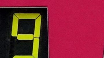 Tamirat Tola celebra luego de cruzar la meta del New York City Marathon.