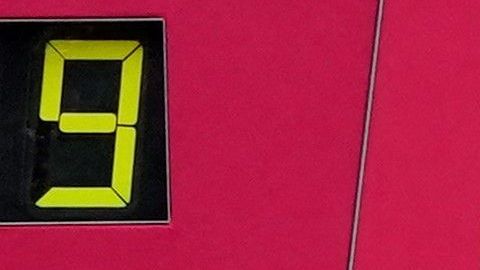 Tamirat Tola celebra luego de cruzar la meta del New York City Marathon.