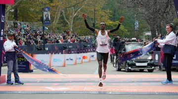 Tamirat Tola celebra luego de cruzar la meta del New York City Marathon.