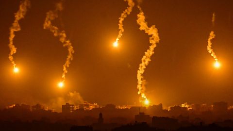 Fotografía tomada desde una posición cerca de Sderot a lo largo de la frontera israelí con la Franja de Gaza.