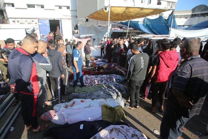 Los dolientes se reúnen alrededor de cuerpos cubiertos en el hospital Al-Shifa en la ciudad de Gaza el 6 de noviembre de 2023, en medio de las batallas en curso entre Israel y el movimiento palestino Hamás. (Foto de BASHAR TALEB/AFP vía Getty Images)