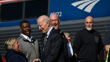 El presidente Joe Biden anunció inversiones ferroviarias en un centro de operaciones de Amtrak.