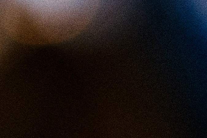 Un sombrero bicornio negro con escarapela roja, blanca y azul usado por el emperador francés Napoleón I (1769-1821), de la Colección Jean Louis Noisiez, se exhibe antes de una subasta en la casa de subastas Osenat en París el 6 de noviembre de 2023. (Foto de DIMITAR DILKOFF/AFP vía Getty Images)