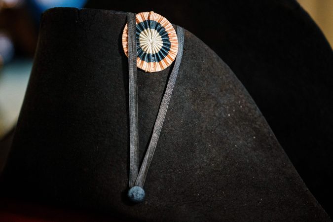 Un sombrero bicornio negro con escarapela roja, blanca y azul usado por el emperador francés Napoleón I (1769-1821), de la Colección Jean Louis Noisiez, se exhibe antes de una subasta en la casa de subastas Osenat en París el 6 de noviembre de 2023. (Foto de DIMITAR DILKOFF/AFP vía Getty Images)