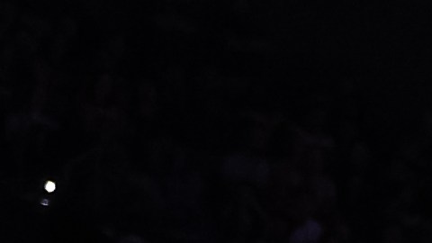 Victor Wembanyama hace una clavada sobre Drew Eubanks.