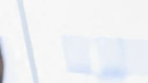 Palestinos con doble nacionalidad y extranjeros esperan cruzar el cruce fronterizo de Rafah con Egipto, en el sur de la Franja de Gaza.