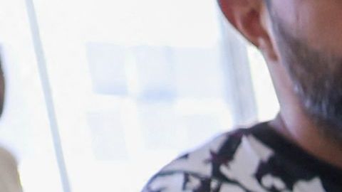 Palestinos con doble nacionalidad y extranjeros esperan cruzar el cruce fronterizo de Rafah con Egipto, en el sur de la Franja de Gaza.