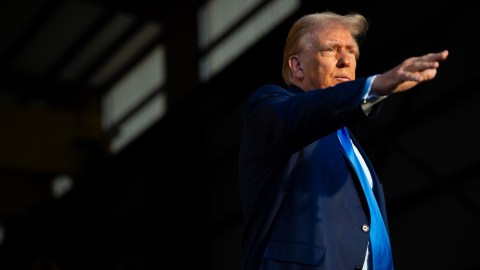 En un evento en Houston, Texas, Trump hizo su entrada al ritmo de "God Bless the USA" de Lee Greenwood.