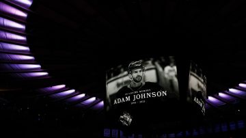 Homenaje a Adam Johnson durante el encuentro entre Carolina Hurricanes y New York Rangers en la NHL.