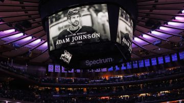 Homenaje a Adam Jhonson en el partido entre los New York Rangers y los Carolina Hurricanes de la NHL.