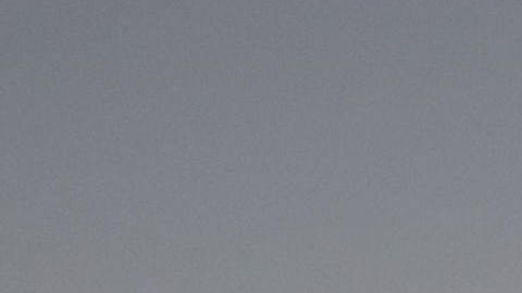 Un soldado ucraniano aparece en un punto de vigilancia cerca del río Dnipro en Ucrania.