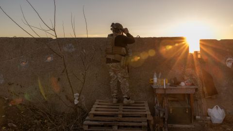 Un soldado ucraniano aparece en un punto de vigilancia cerca del río Dnipro en Ucrania.