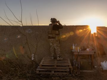 Un soldado ucraniano aparece en un punto de vigilancia cerca del río Dnipro en Ucrania.