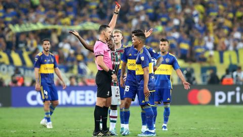 Frank Fabra recibe tarjeta roja luego de agredir a un jugador de Fluminense.