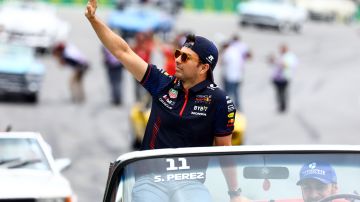 Checo Pérez sonríe y saluda al público presente en el circuito de Interlagos, Brasil.