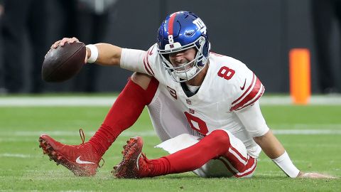 Momento en el que Daniel Jones se lesiona durante la derrota de New York Giants ante Las Vegas Raiders.