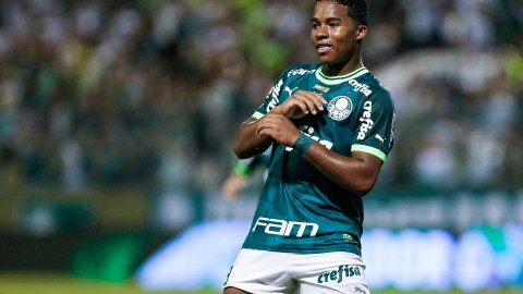 Endrick celebra con Palmeiras luego de anotar gol ante Internacional de Porto Alegre.