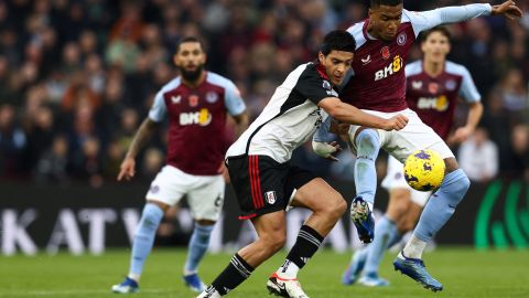 Raul Jimenez (I) disputa un balon con Ezri Konsa en el partido entre el Aston Villa y el Fulham. DARREN STAPLES/AFP via Getty Images)