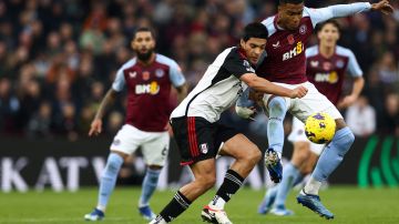 Raul Jimenez (I) disputa un balon con Ezri Konsa en el partido entre el Aston Villa y el Fulham. DARREN STAPLES/AFP via Getty Images)
