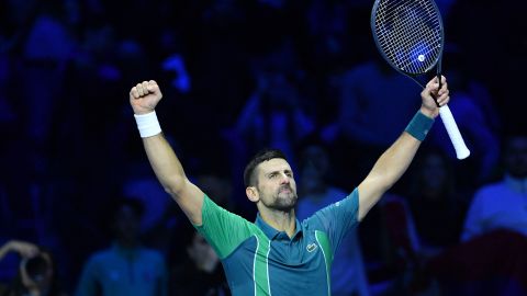 Djokovic celebra luego de su triunfo ante el danés Holger Rune en las Finales ATP 2023.
