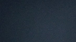 Aaron Rodgers lanza un balón en la previa del encuentro New York Jets y Los Angeles Chargers.