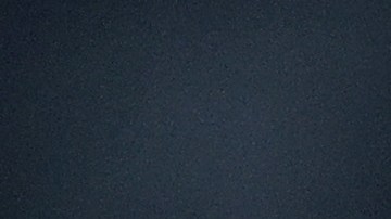 Aaron Rodgers lanza un balón en la previa del encuentro New York Jets y Los Angeles Chargers.