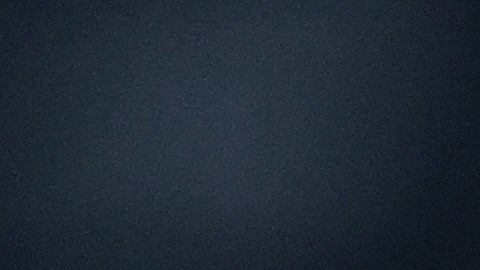 Aaron Rodgers lanza un balón en la previa del encuentro New York Jets y Los Angeles Chargers.