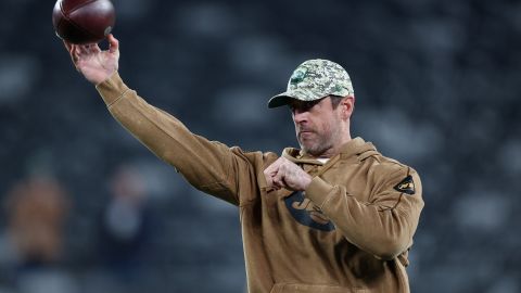 Aaron Rodgers lanza un balón en la previa del encuentro New York Jets y Los Angeles Chargers.