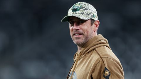 Aaron Rodgers durante un encuentro de New York Jets ante Los Angeles Chargers.