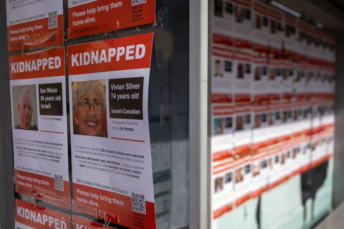 Colgaron carteles de rehenes en una parada de autobús, junto a un cartel de Benjamin Netanyahu que decía "Destructor de Israel", en el centro de Jerusalén. (Foto: YAHEL GAZIT/Middle East Images/AFP via Getty Images)