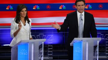 Nikki Haley y Ron DeSantis durante el tercer debate presidencial republicano, en Miami, Florida.