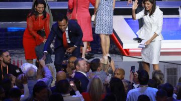 Vivek Ramaswamy y Nikki Haley después del tercer debate presidencial republicano.