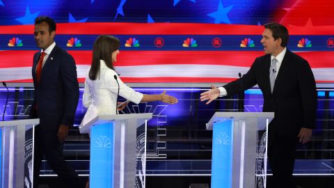 La exembajadora ante la ONU y el gobernador de Florida durante el tercer debate republicano, en Miami.