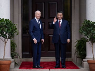 Joe Biden saluda al presidente chino Xi Jinping antes de una reunión durante la semana de líderes del Foro de Cooperación Económica Asia-Pacífico.