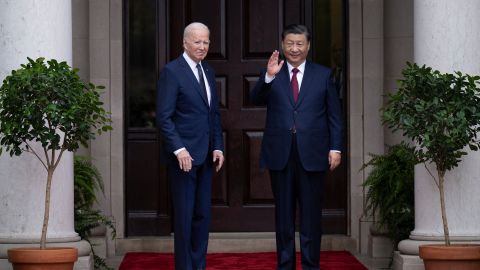 Joe Biden saluda al presidente chino Xi Jinping antes de una reunión durante la semana de líderes del Foro de Cooperación Económica Asia-Pacífico.