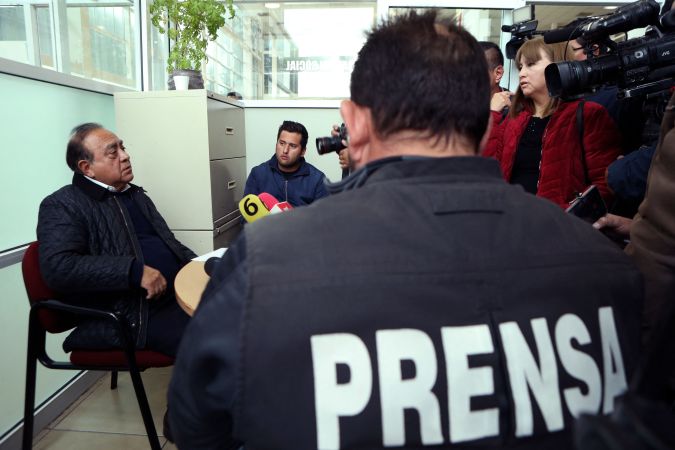 Carlos Manuel Salas, fiscal de la zona norte del estado de Chihuahua, habla con miembros de la prensa sobre el asesinato del fotoperiodista Ismael Villagomez Tapia. (Foto: HERIKA MARTINEZ/AFP via Getty Images)