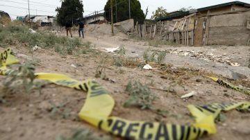 Agentes de la Fiscalía de Chihuahua revisan la zona donde fue asesinado el fotoperiodista Ismael Villagomez Tapia