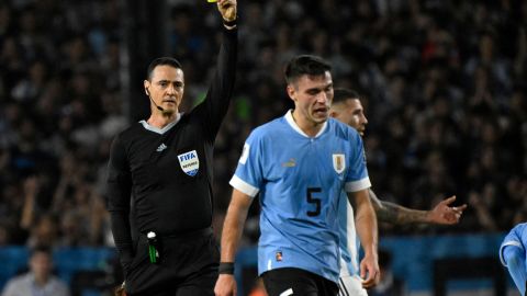 Uruguayo Manuel Ugarte realizó vulgar gesto al argentino Rodrigo de Paul en La Bombonera