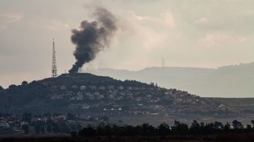 El humo se eleva después de un ataque del grupo musulmán chií Hezbollah contra un puesto militar israelí en Metulla.
