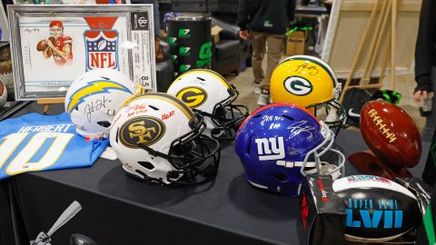 Cascos de algunos de los equipos de la NFL.