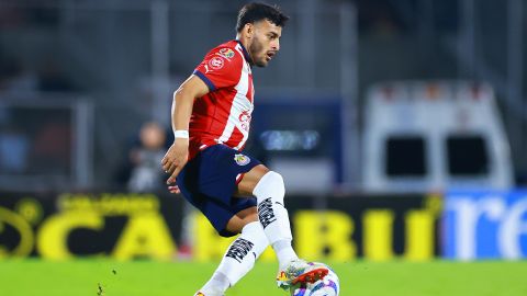 El delantero de Chivas de Guadalajara le regaló su camiseta de la selección mexicana a Ronaldo Nazario.