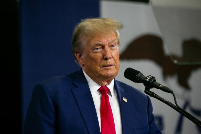 Donald Trump participando en un evento público.