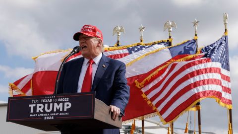 "Nuestro país está siendo invadido": Trump durante visita a la frontera entre Estados Unidos y México