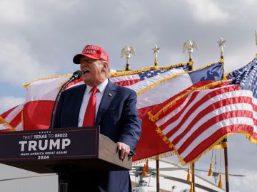 "Nuestro país está siendo invadido": Trump durante visita a la frontera entre Estados Unidos y México
