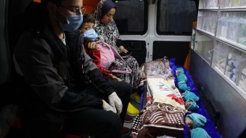 Bebés prematuros palestinos, evacuados del hospital Al Shifa de la ciudad de Gaza, son transportados en una ambulancia a través del cruce de Rafah al sur de Gaza.